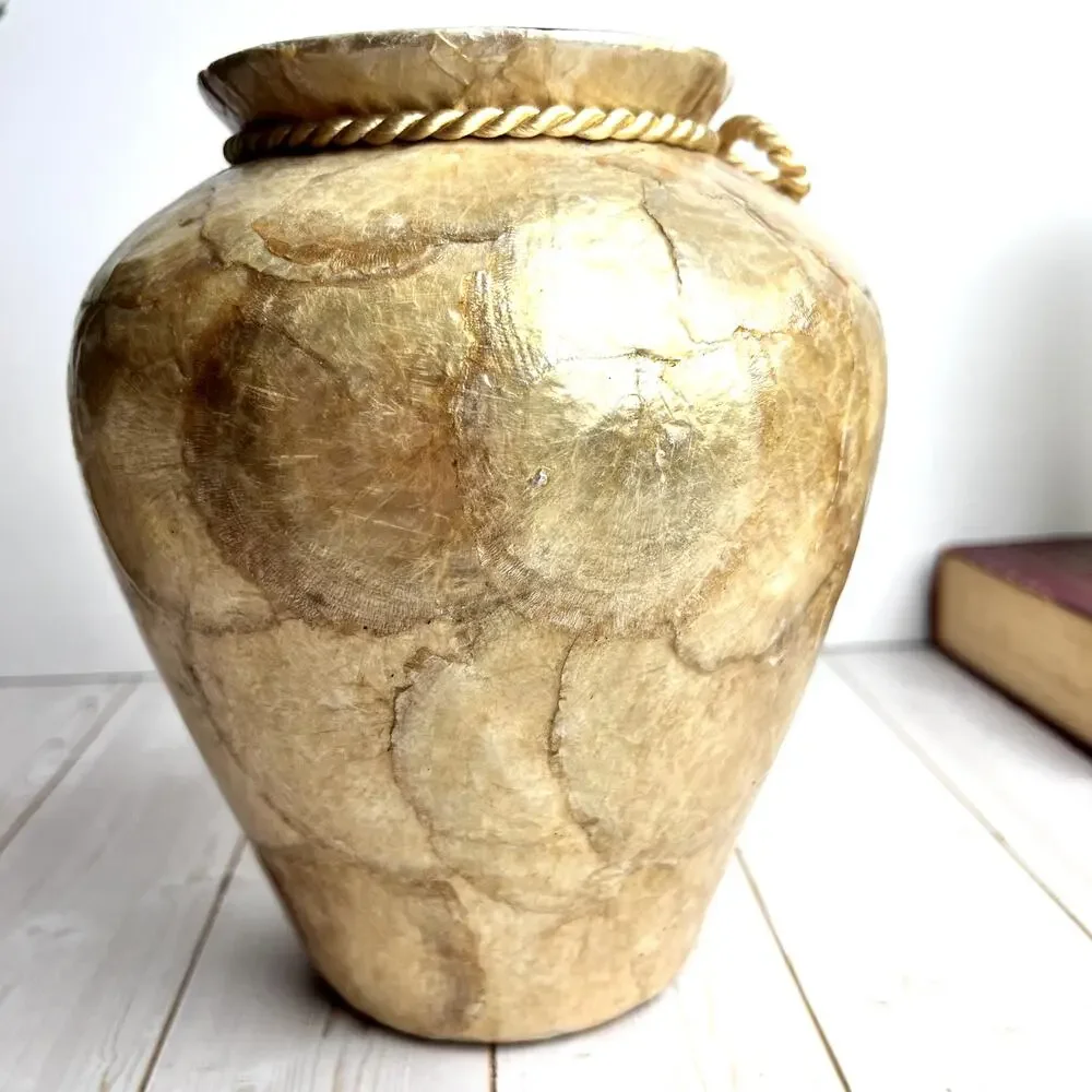 Unmarked gold capiz